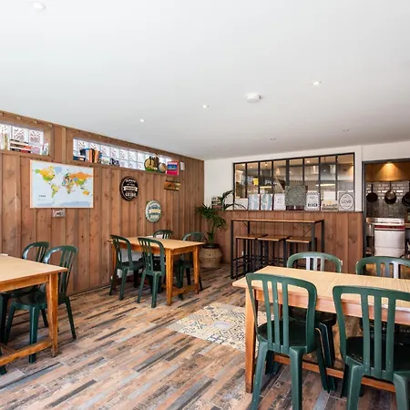 Zenith Hostel-la Surf House بيت شباب لاكانو